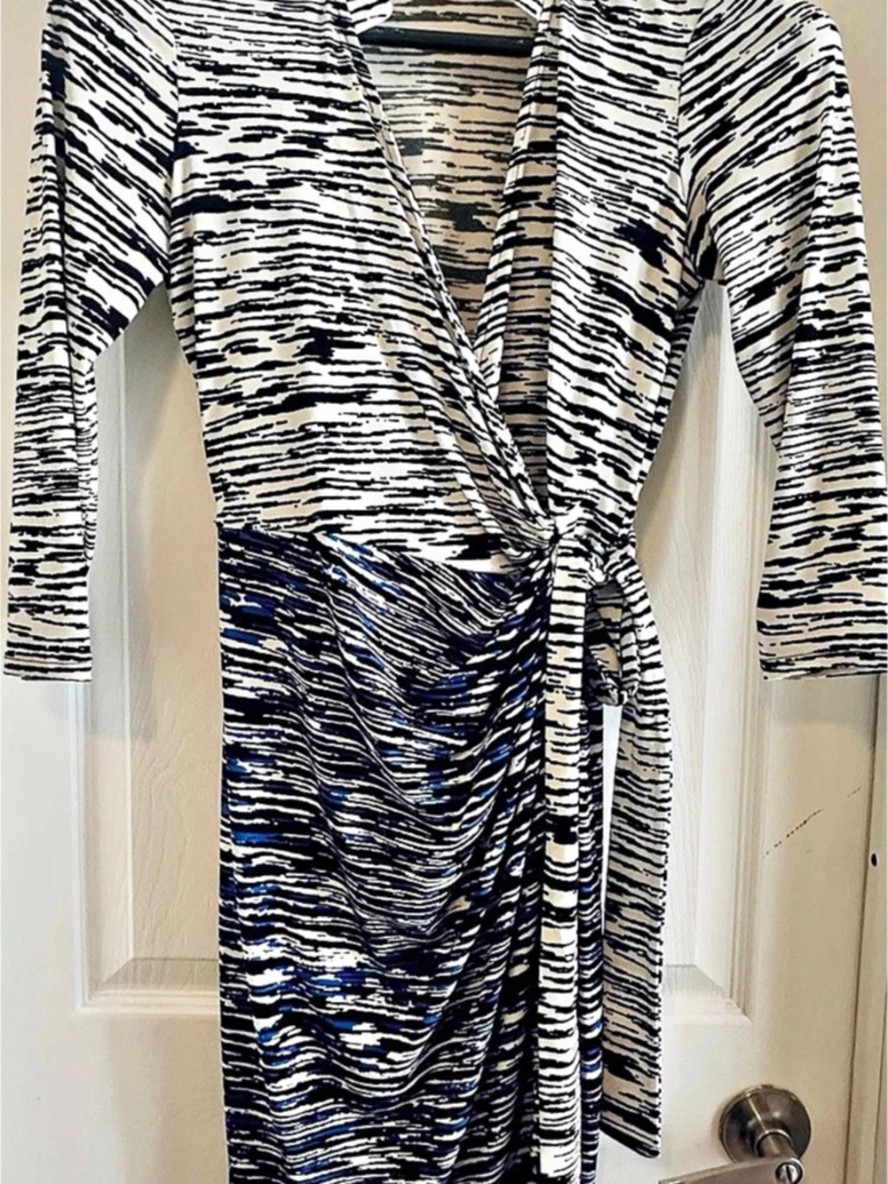 Maggy London comfortable yet sexy Abstract Wrap Midi Dress in Blue & White Size